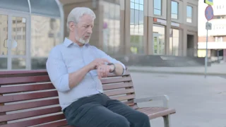 What Features Should I Look for in a Senior Medical Alert Smartwatch?
