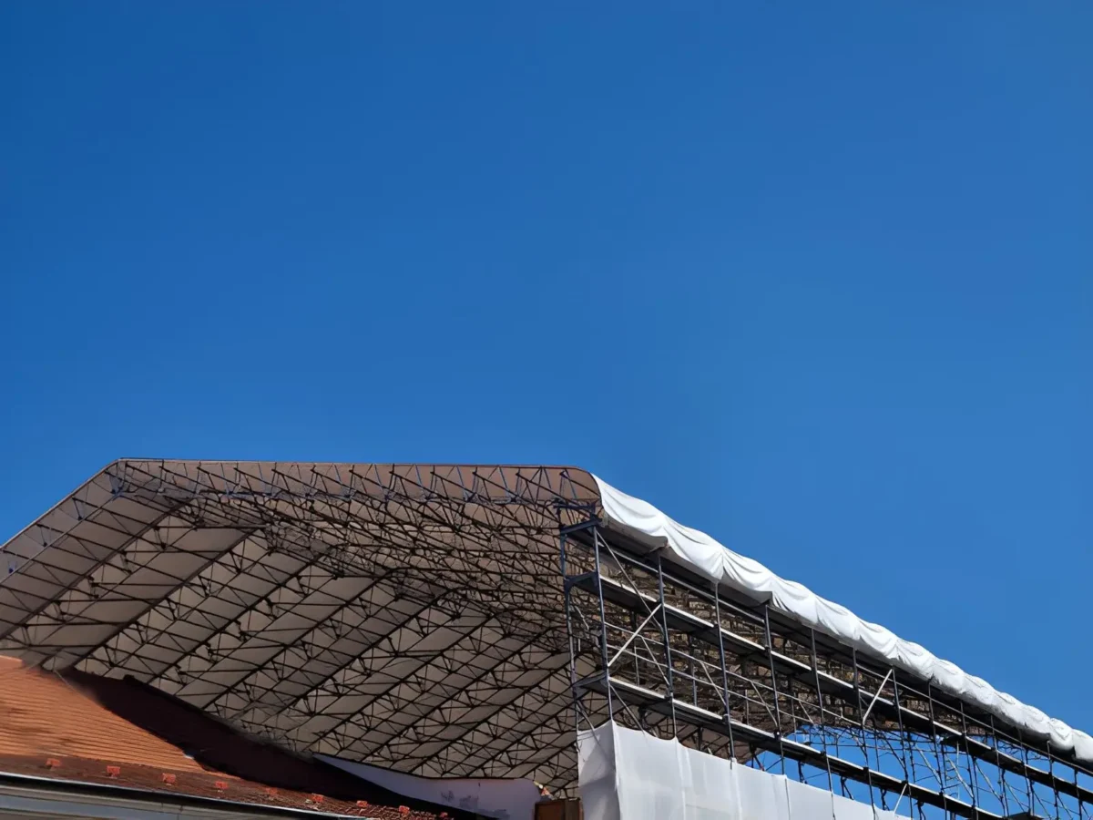 The Benefits and Applications of Temporary Roof Scaffolding