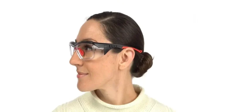 Top Benefits of Wearing Safety Eye Glasses in Hazardous Environments