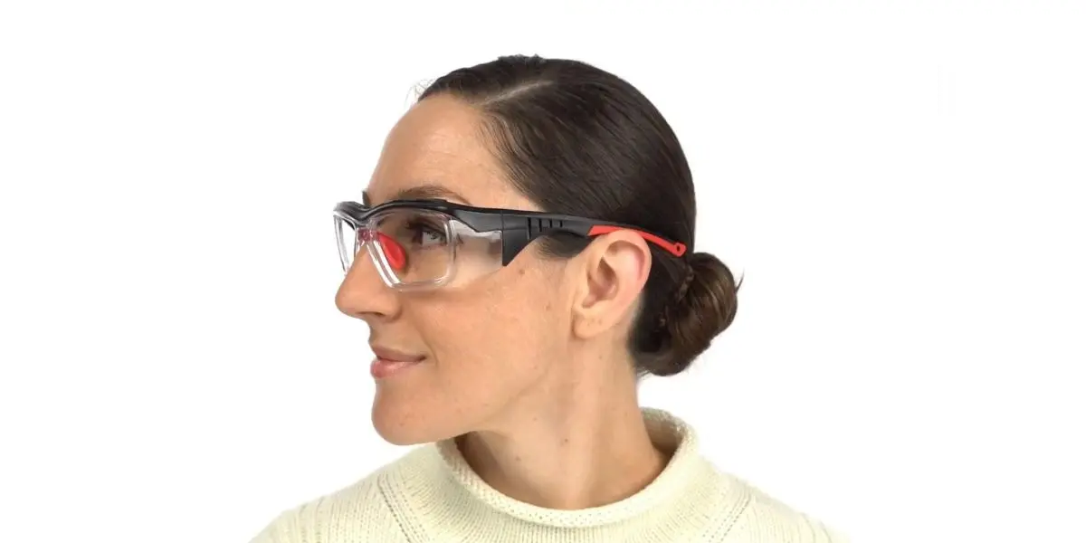Top Benefits of Wearing Safety Eye Glasses in Hazardous Environments