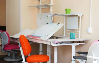How to choose ergonomic and space-saving student desks for modern study environments