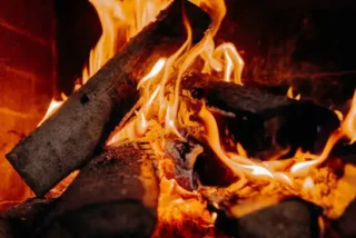 Top Tips for Choosing Quality Firewood to Warm Your Home