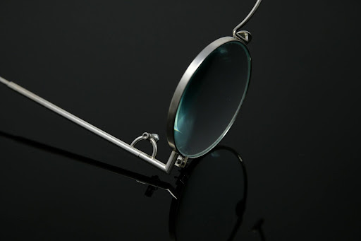 Titanium and Memory Plastics: The Materials Changing Optical Comfort